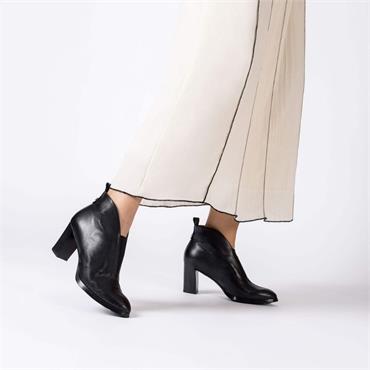 Wonders Vflex High Block Heel V Cut Boot - Black Leather